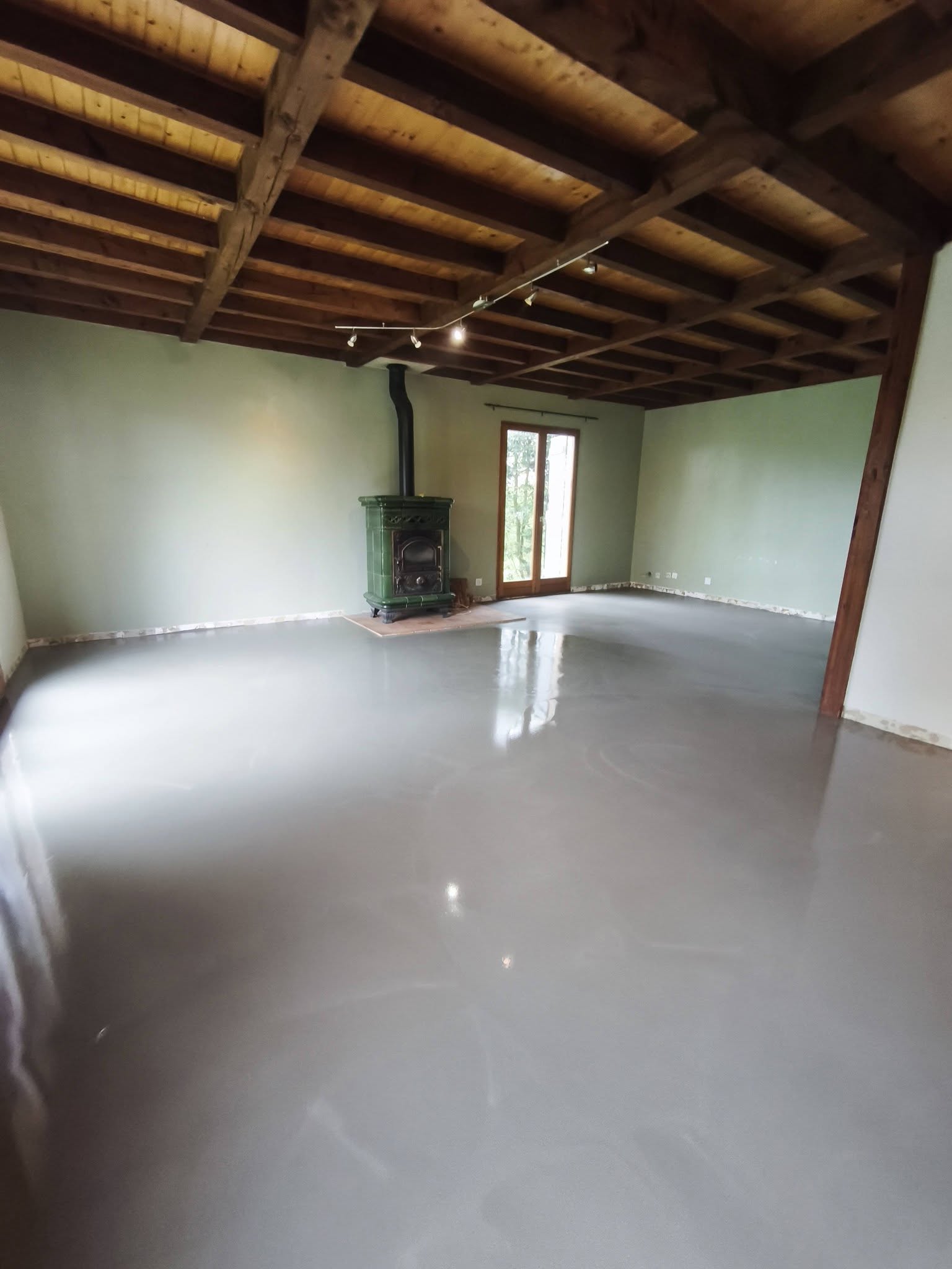 Ragréage fibré, comment le réussir sur sol béton ou plancher bois