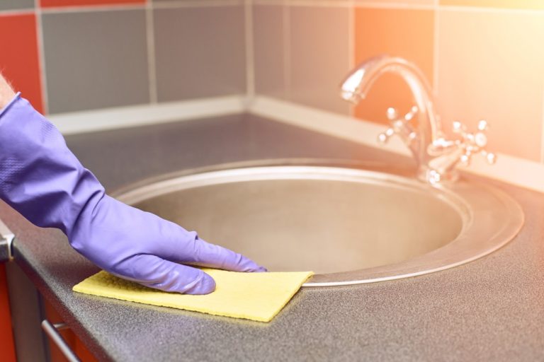 Réparer un lavabo en résine : rayure, éclat, fissure et limites