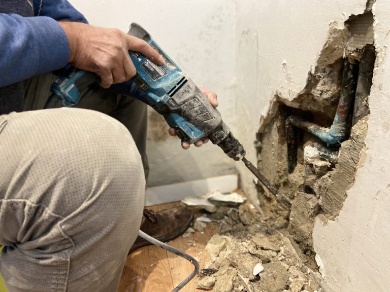 Fuite d’eau dans un mur : la détecter, la réparer et la faire couvrir