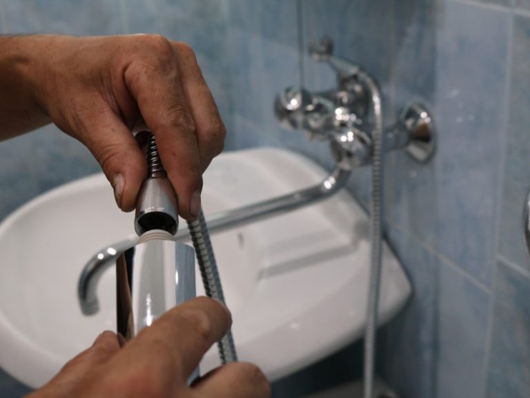 Plombier cher : pourquoi la facture grimpe et comment la réduire