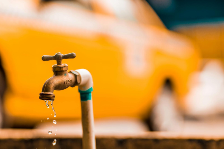 Comment procéder pour déboucher une canalisation engorgée ?