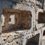 Mur en parpaing sans enduit, ce que dit ton PLU et ce qui lâche